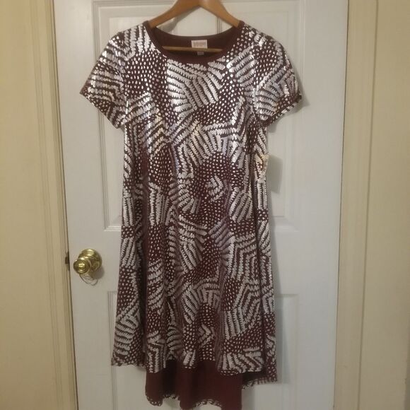 LuLaRoe Carly Short Sleeve Swing Dress Burgundy Silver Metallic Zigzag Sz XSmall - Picture 1 of 10